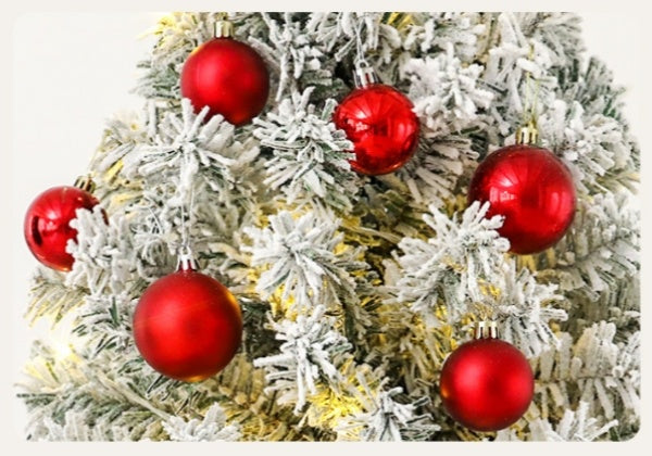 Weihnachtsbaum 180 cm mit Schnee-Effekt & LED – Künstliche Tanne mit roter Deko